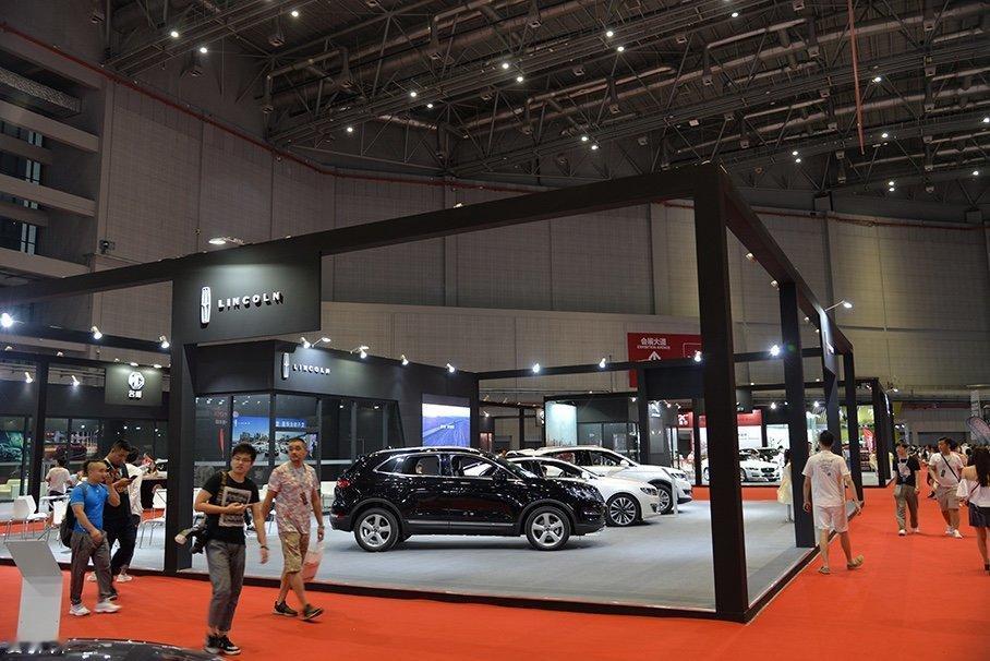 2025年的豪华车市，早已是一片血雨腥风。新能源渗透率突破50%的红线，多数品牌