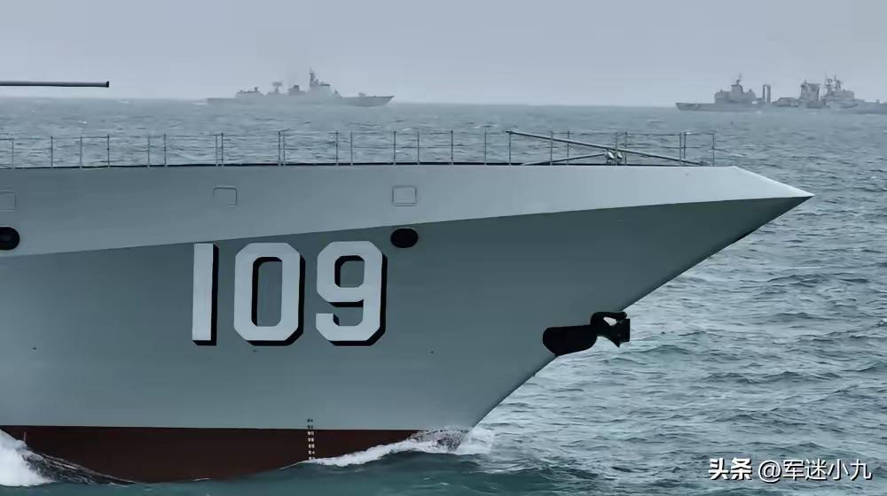 055型万吨大驱。东海舰队同时入列两艘万吨大驱首次同框出海编队海训。
这在如今的