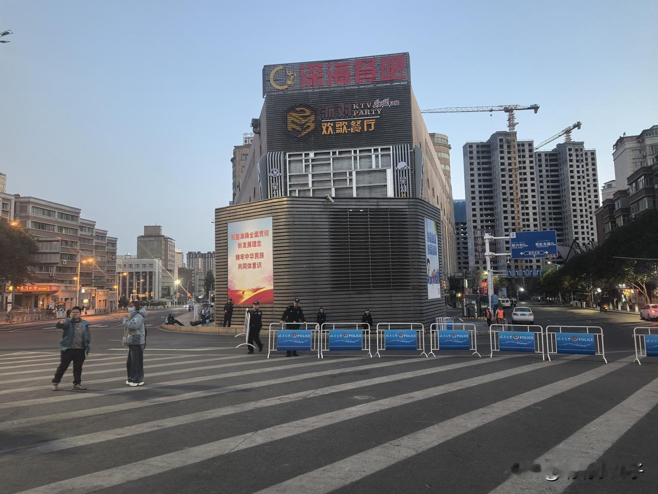 为记录乌鲁木齐马拉松赛事，我6点半起床，7点就奔赴宏大广场拍摄点位。秋日的清晨七