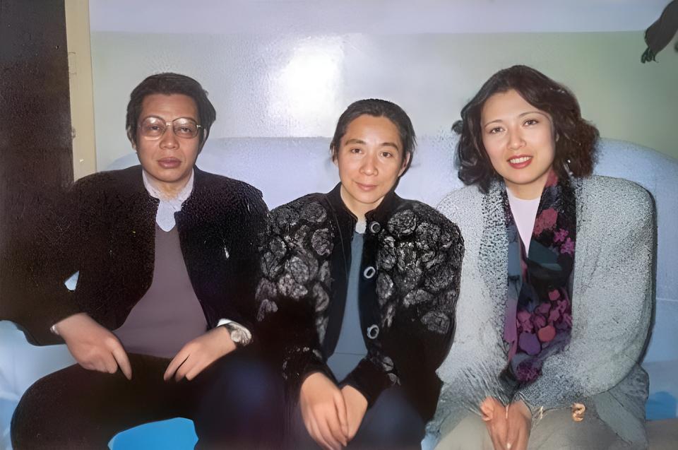 1991年，林家未婚妻张宁和大姑姐林豆豆拍了一张合影，中间的人是林家千金林豆豆，