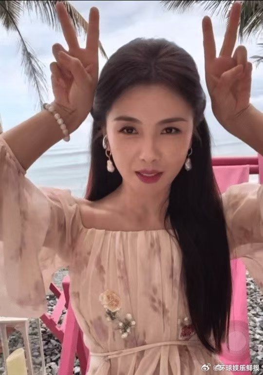 刘涛海边直播 刘涛海边直播好治愈！海风的清爽隔着屏幕都能感受到，姐姐状态好到发光
