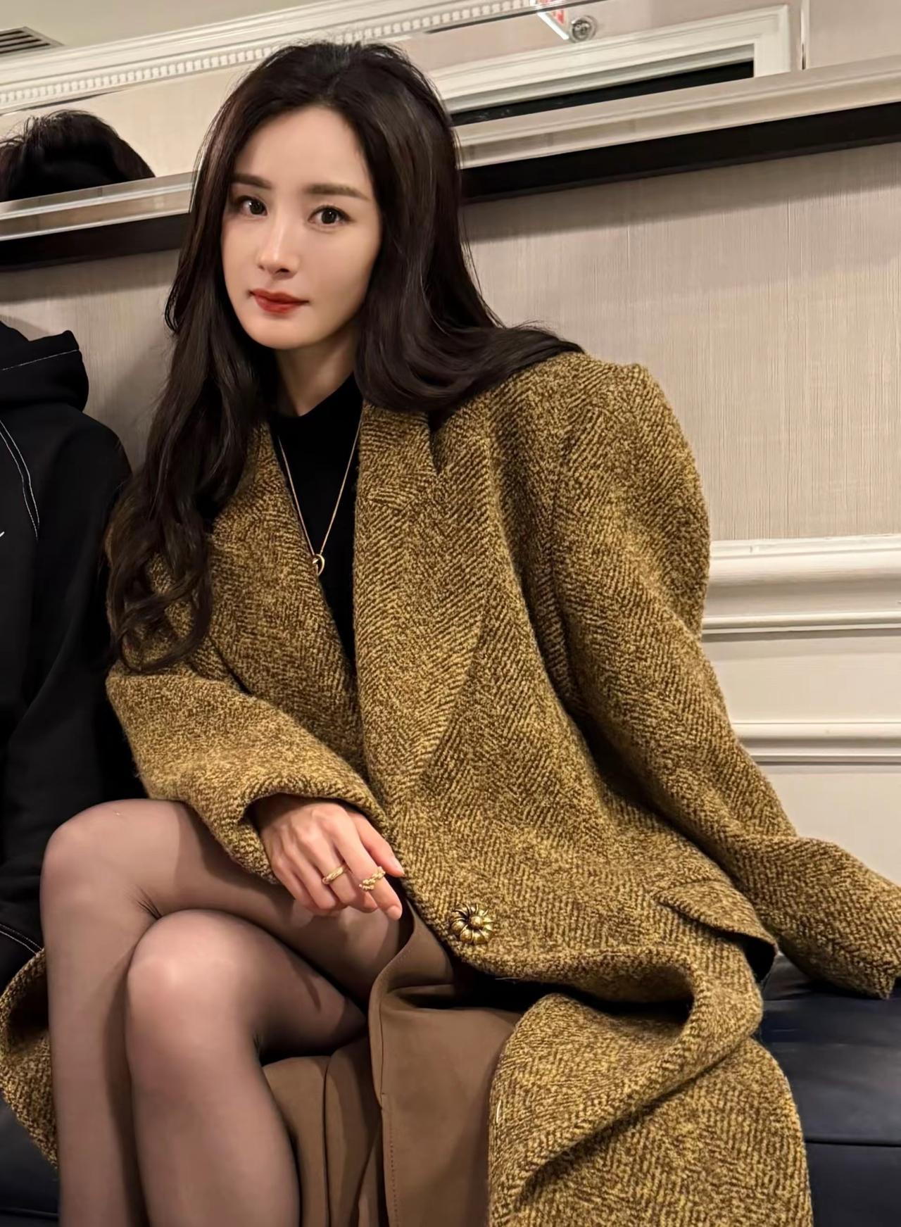 褪去青涩，换上干练的职业装，每一步都踏响成熟的鼓点。简约剪裁勾勒独立自信，面料质