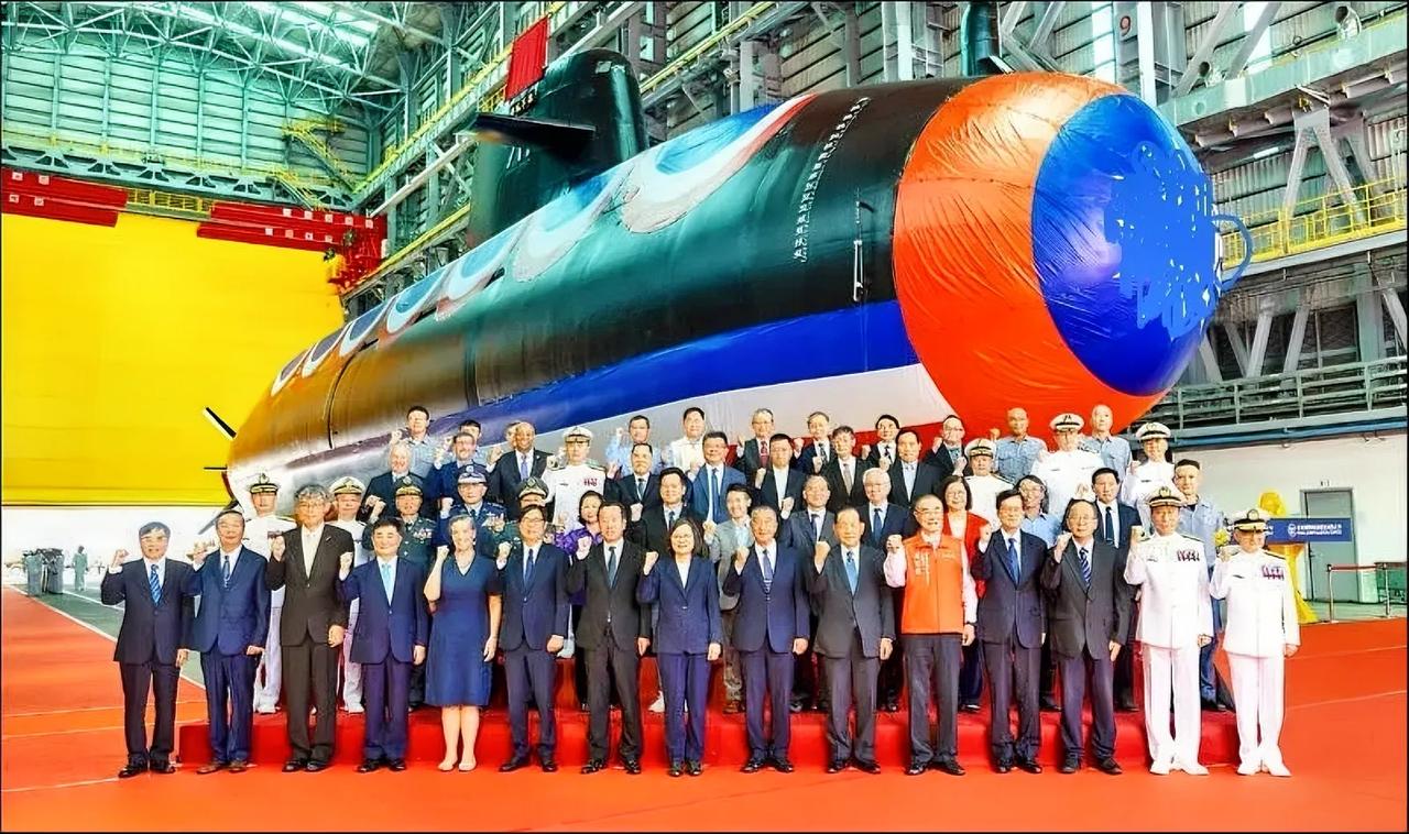 【台军高官放狠话称：台军10艘潜艇将吓阻解放军潜艇和水面舰艇？台造“海鲲”号将在