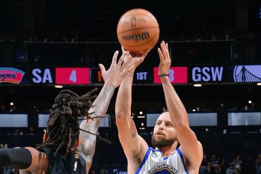 本场比赛库里第三节拿到22分，这是库里生涯至今第43次单节拿到20+得分，他高居