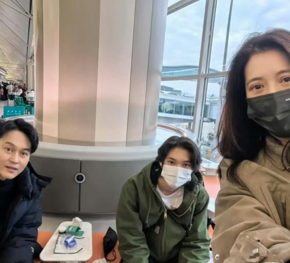 袁咏仪晒儿子送的生日鲜花袁咏仪55岁生日晒照，怀抱儿子魔童送上的鲜花。没有昂贵豪