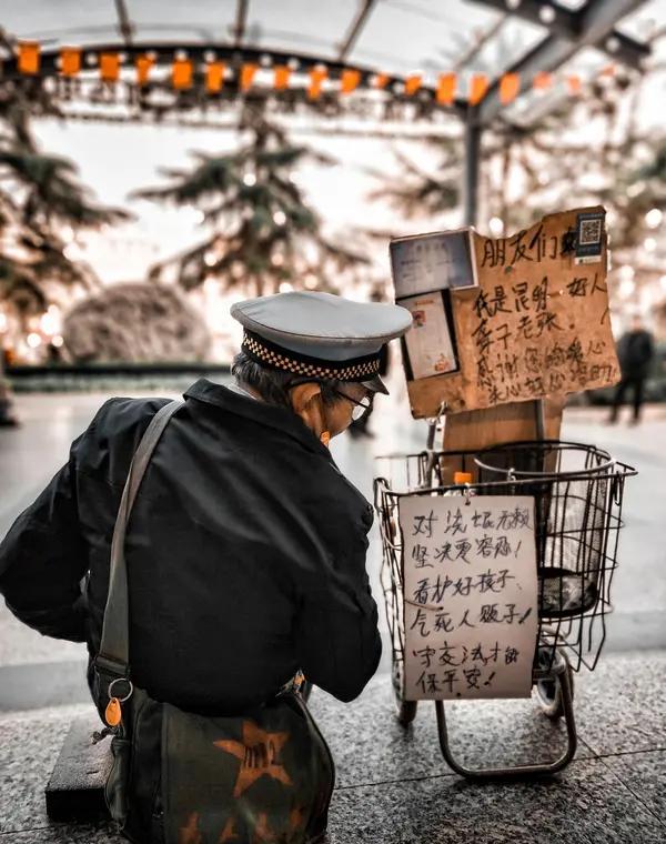 你有钱了还干不干活？
别装了，大多数人都没闲着。
钱多到花不完，照样往办公室跑。