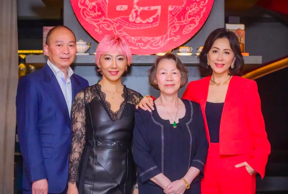 刘嘉玲与母亲以及大哥大嫂的合影照，母亲都已经八十岁了但是看起来还是那么精神，保养