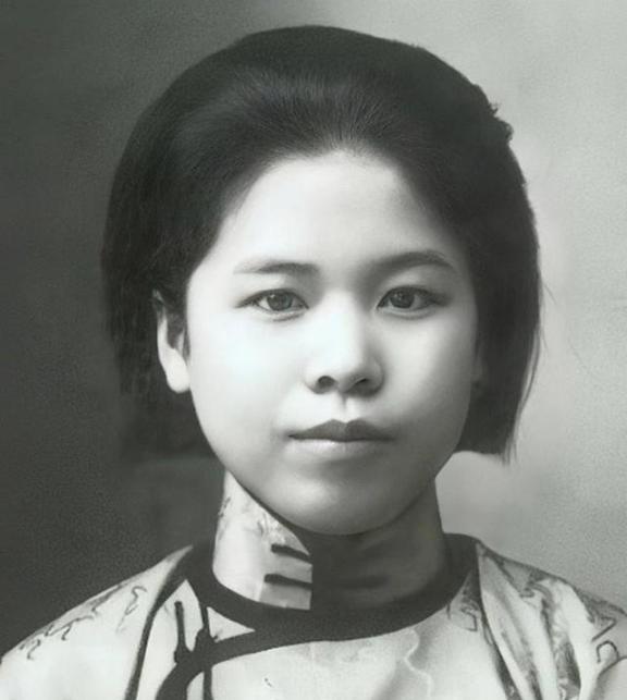 1947年，特务们将杨虎城的夫人谢葆真牢牢捆住，脱下她的裤子后，用针头扎进她的大
