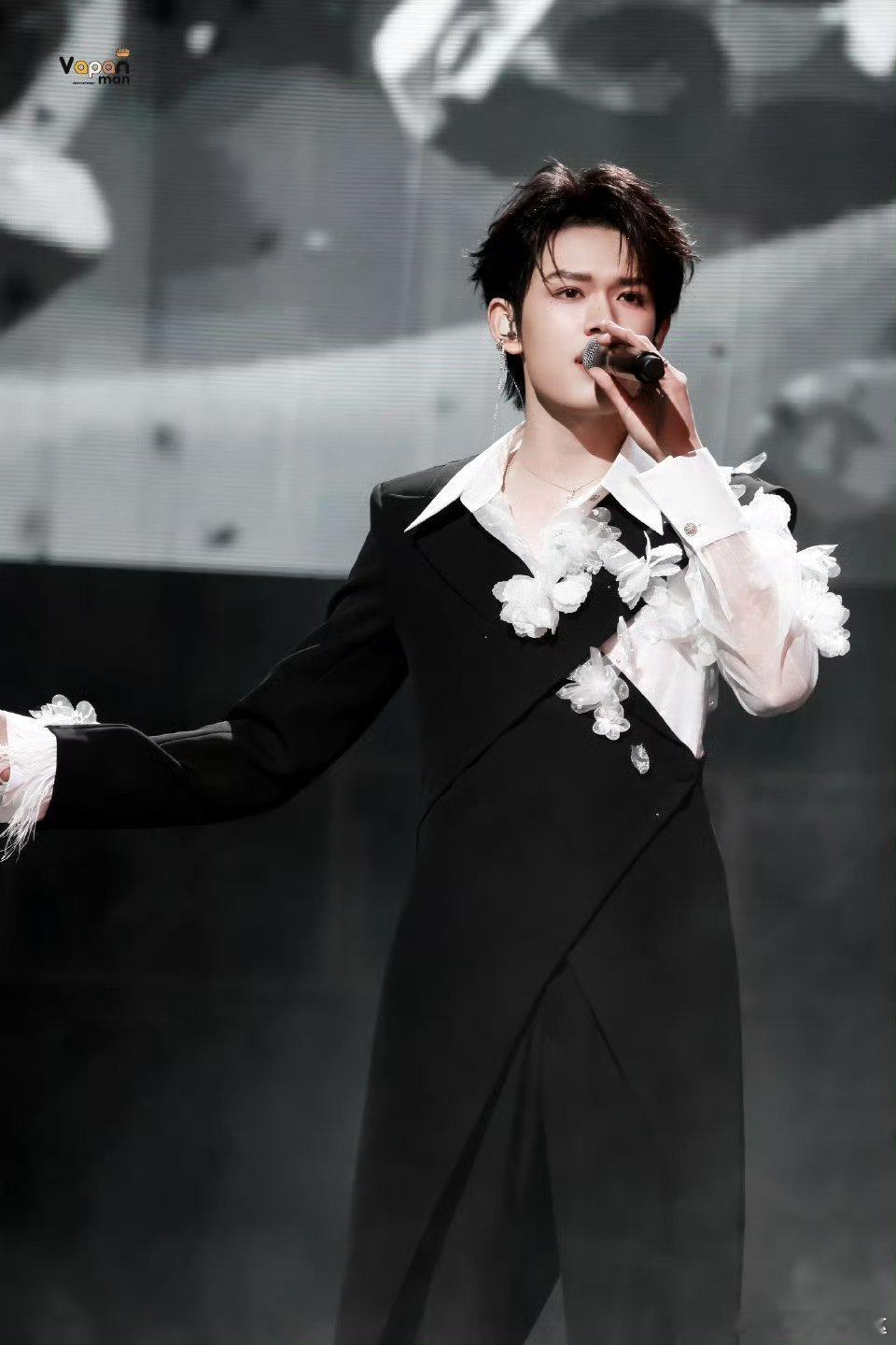 张极转音转强混转头声 唱功暴击！张极英文情歌舞台上，转音、强混、头声切换行云流水