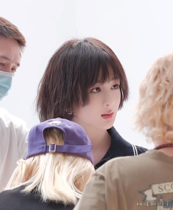 杨紫登上时尚芭莎封面！脸蛋是漂亮的，就是无法理解造型师的审美，炸毛头，运动装，瞬