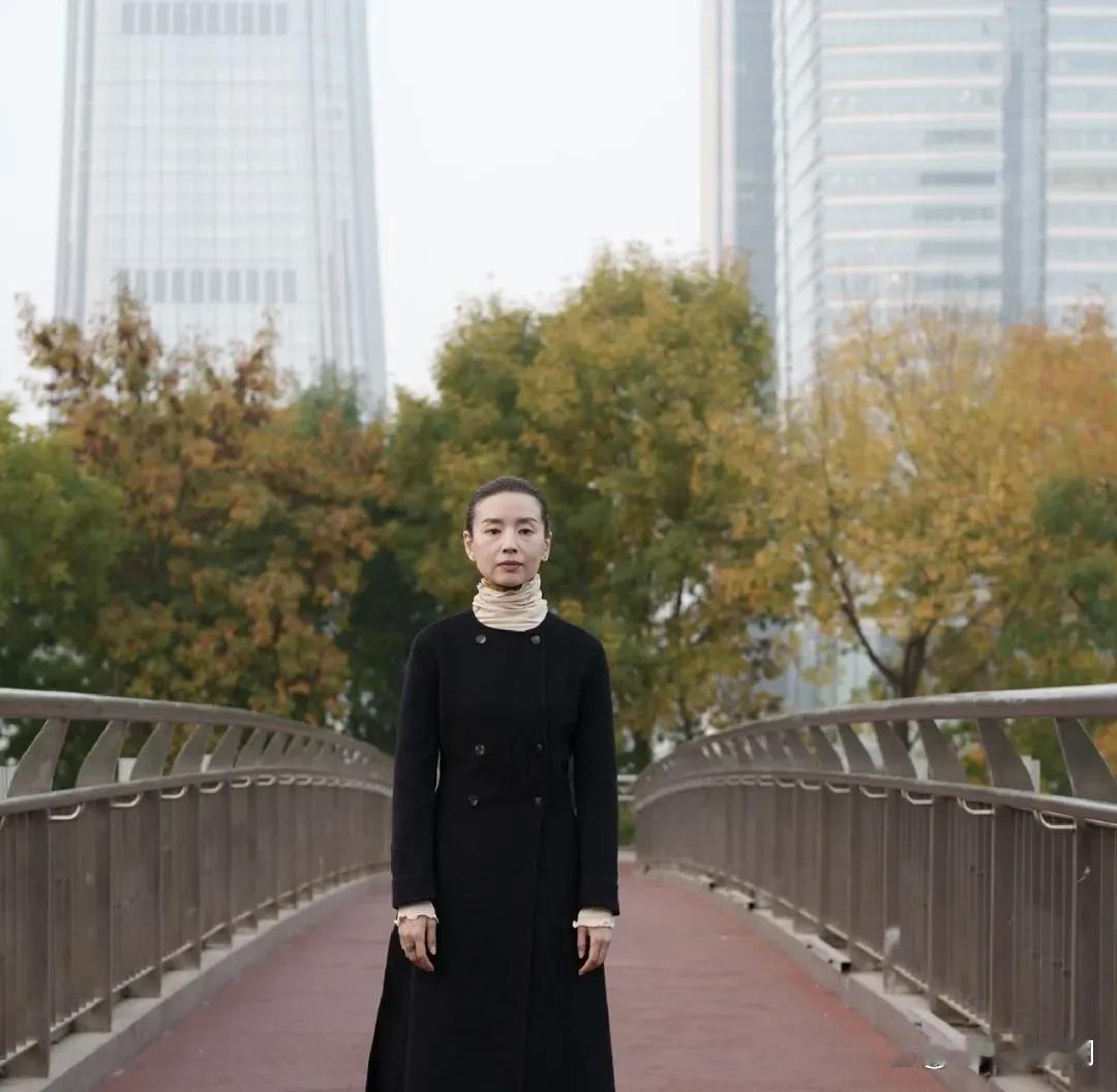 挺佩服董洁的，内心很强大，也很自信，优雅的老去，不医美，不整容，做真实的自己。她