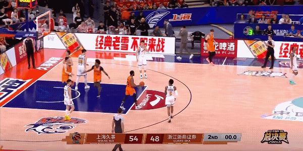 上海男篮不容易啊，怀特塞德没上场，洛夫顿打了一会受伤离场，就剩下两个外援半场还能