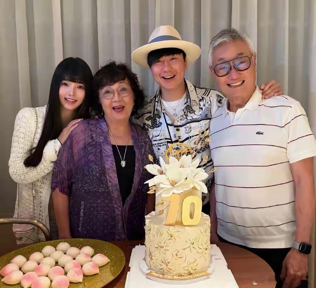 林俊杰真的孝顺在母亲70岁生日当天，林俊杰公布恋情，给母亲一个惊喜，不得不说林俊