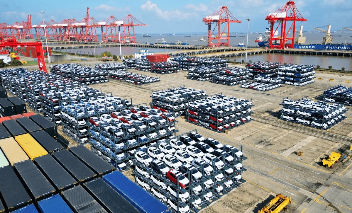 中国再出奇招！为了遏制国产新能源的崛起，拜登厚颜无耻对中国电车增税至100%，正