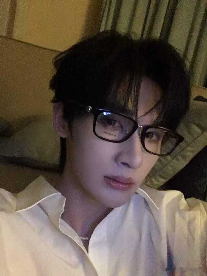 颜安余宇涵cha撒娇舞不得不说，余宇涵跳撒娇舞，跳出了新高度。他的动作干净利落，