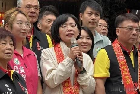 民进党新北市长参选人苏巧慧今（9日）上午出席板桥慈惠宫天上圣母圣诞遶境活动，与新