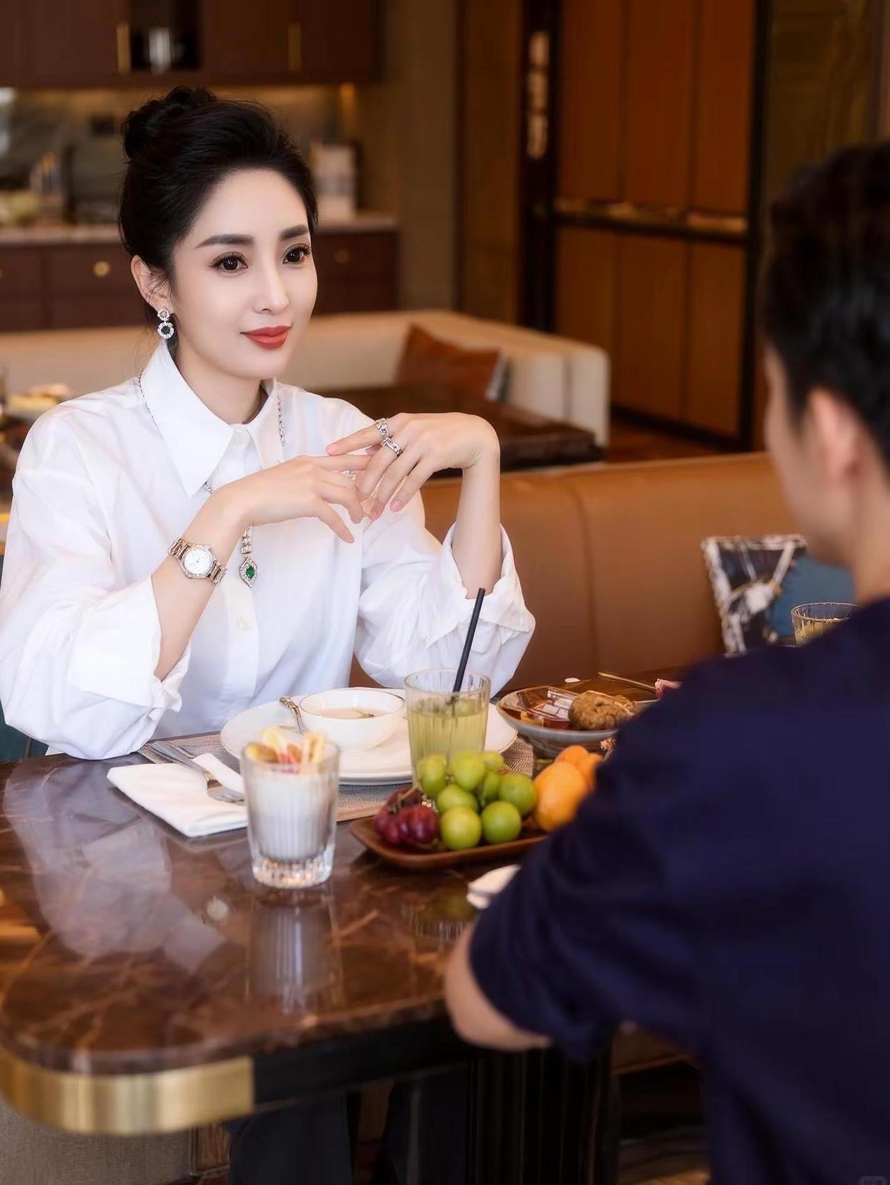 不为难自己，不辜负岁月。时光，浓淡相宜；人心，远近相安。好好爱自己，把期望降低，