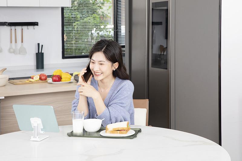 丈夫提出花自己的钱给妻子点外卖。妻子：我有赚钱的能力，为什么要花你的？这才是真正