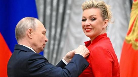 扎哈罗娃：普京这样给她贺生
 
克里姆林宫金色大厅里，玛丽亚·扎哈罗娃一袭红裙，