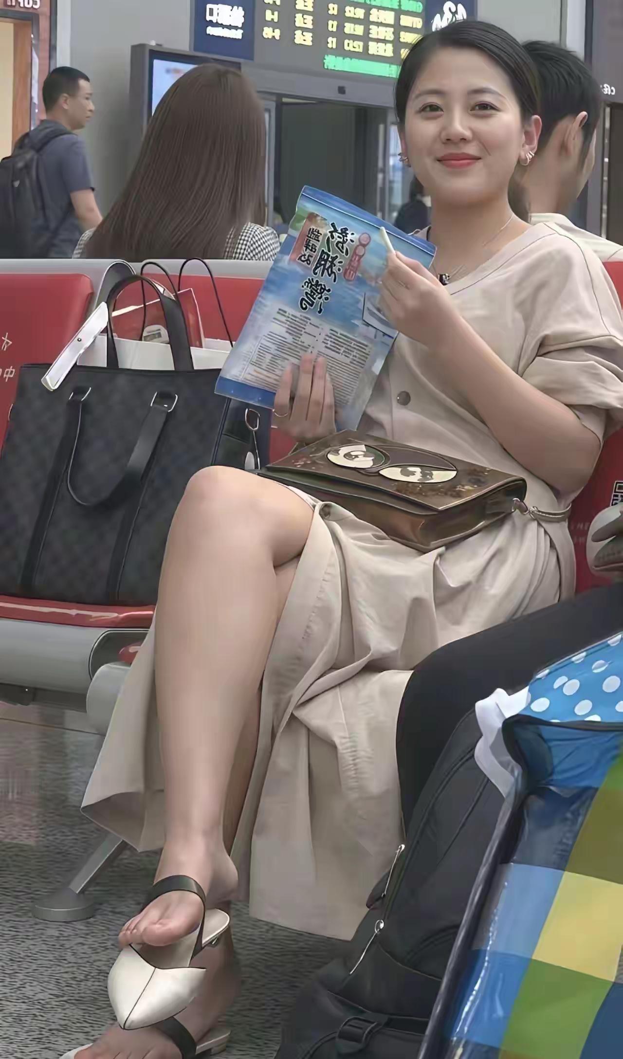 这位姐姐，一身的富贵相，肯定是个非凡之辈。