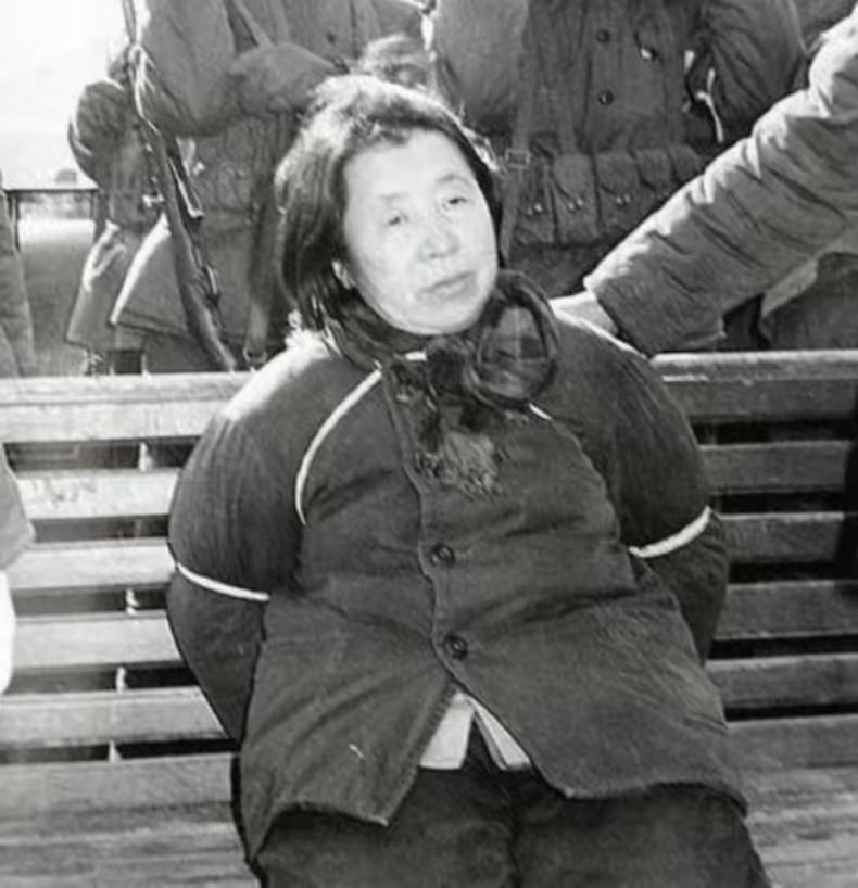 1980年，王守信在验明正身后走向了刑场，但那时的她仍然不死心，歇斯底里地高声喊