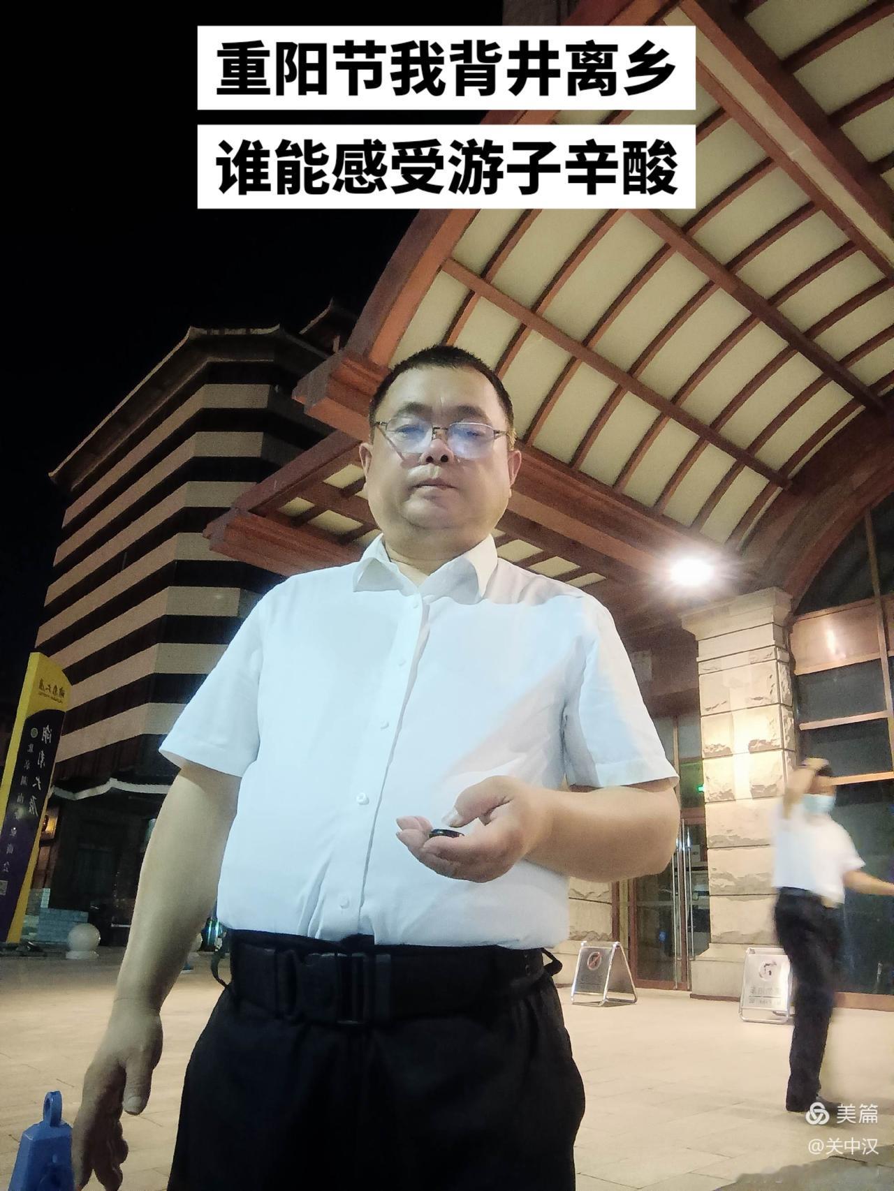 无论走得多远，心中始终牵挂着那片熟悉的土地，家乡的风景和父母的笑容成为心灵深处最
