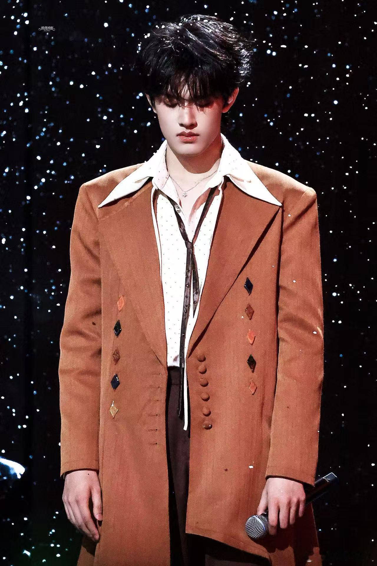 张极 再浪漫一下 张极的舞台氛围感真的一绝，慢歌深情动人，舞台表现干净利落，自带