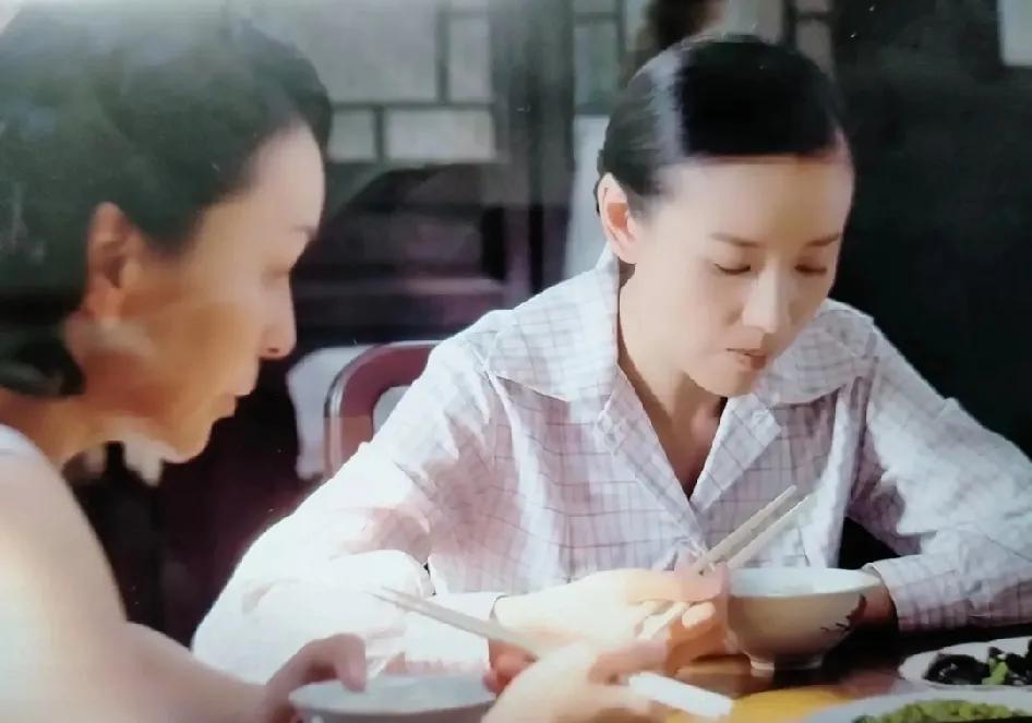 花开如梦
苏芝这个人，怎么说呢
和邹杰谈恋爱时觉得她俏皮可爱
当她离婚时，和母亲