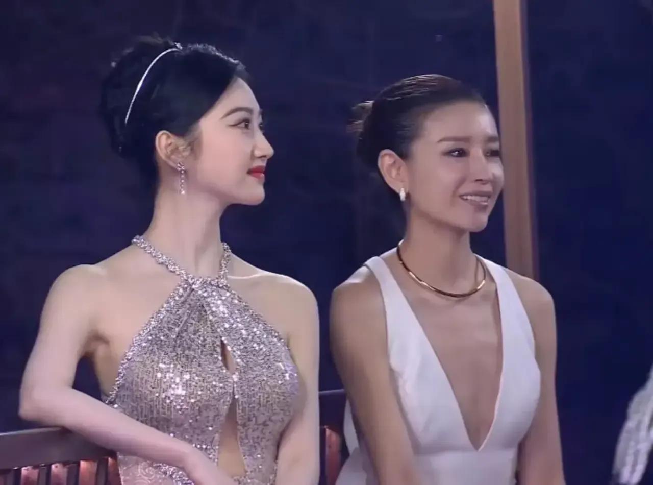 突然发现，她们两个如今怎么差距这么大啊！

年轻的时候，她们绝对都是天生的美女胚