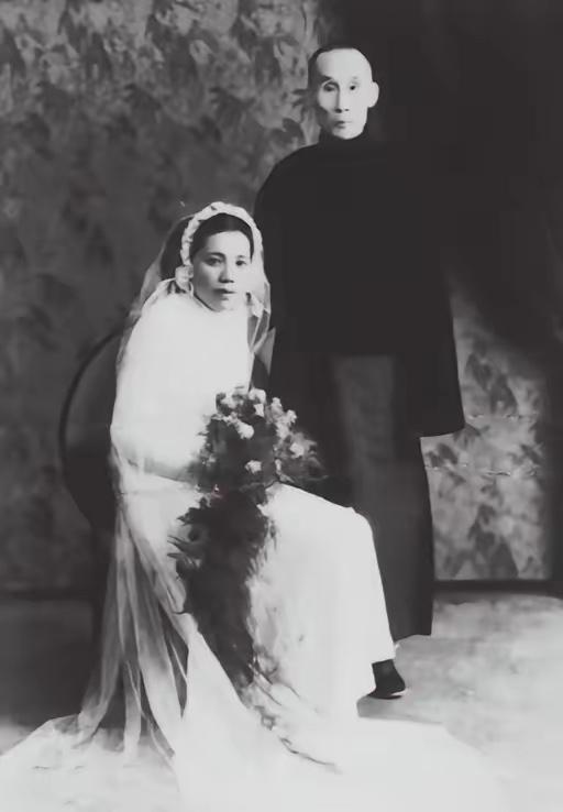 1932年，19岁学霸校花张晓芳，在母亲的强制下，嫁给52岁已婚富豪。她强忍泪水