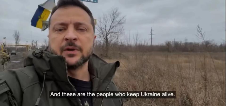 乌总统小泽再一次来到战争前线视察，他先是参观了乌军第110机械化旅的阵地， 其次