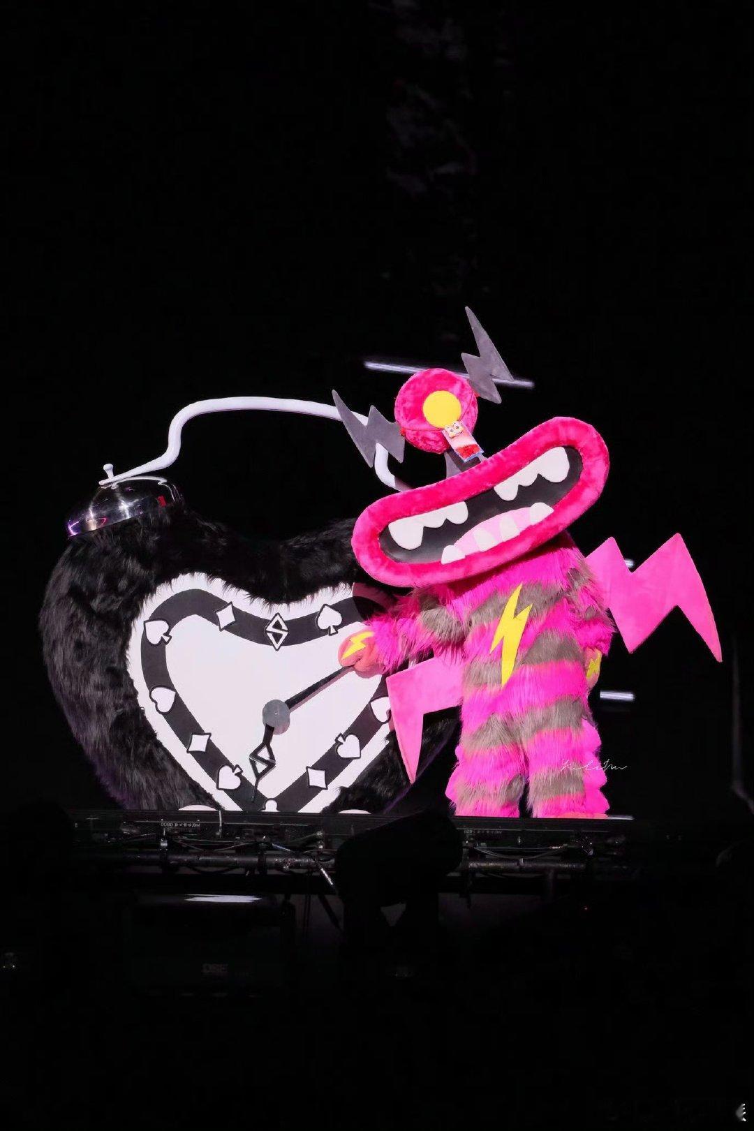 汪苏泷演唱会爱心时钟变成黑色了看到汪苏泷演唱会的爱心时钟变成黑色，瞬间懂了这是十