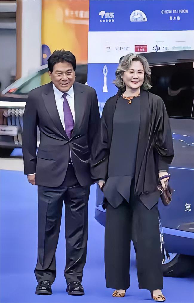 这位漂亮老阿姨，当年可是家喻户晓，人人皆知。因为一句：老许你要不要老婆，这句话就