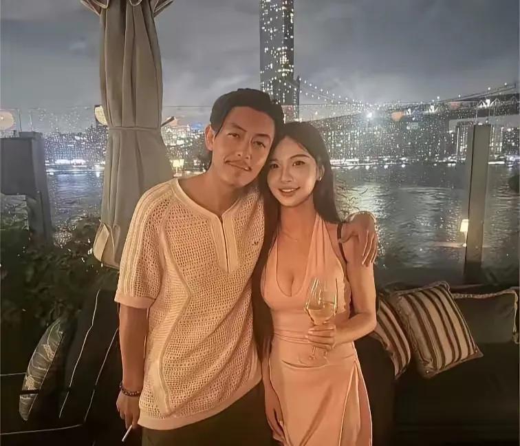 这次不是秦舒培，也不是前女友们，而是一位陌生面孔的辣妹。

照片里他笑得那叫一个