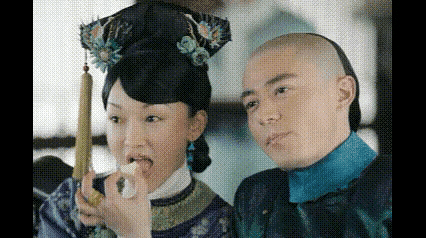 这部剧虽然没认真看过，但刷到过好多短视频，周迅的装扮，嘟嘟唇那俩条像虫子的眉毛，