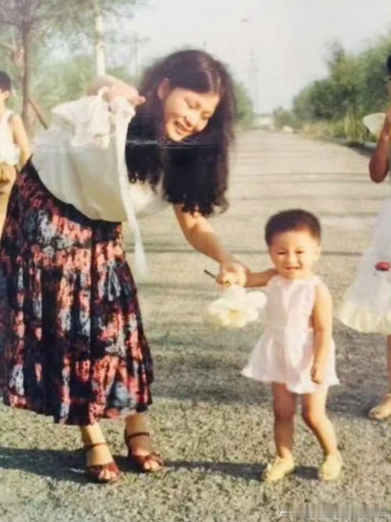 李嘉格晒小时候与妈妈的合影是女儿是妈妈 李嘉格晒出和妈妈的老照片，小时候依偎在妈