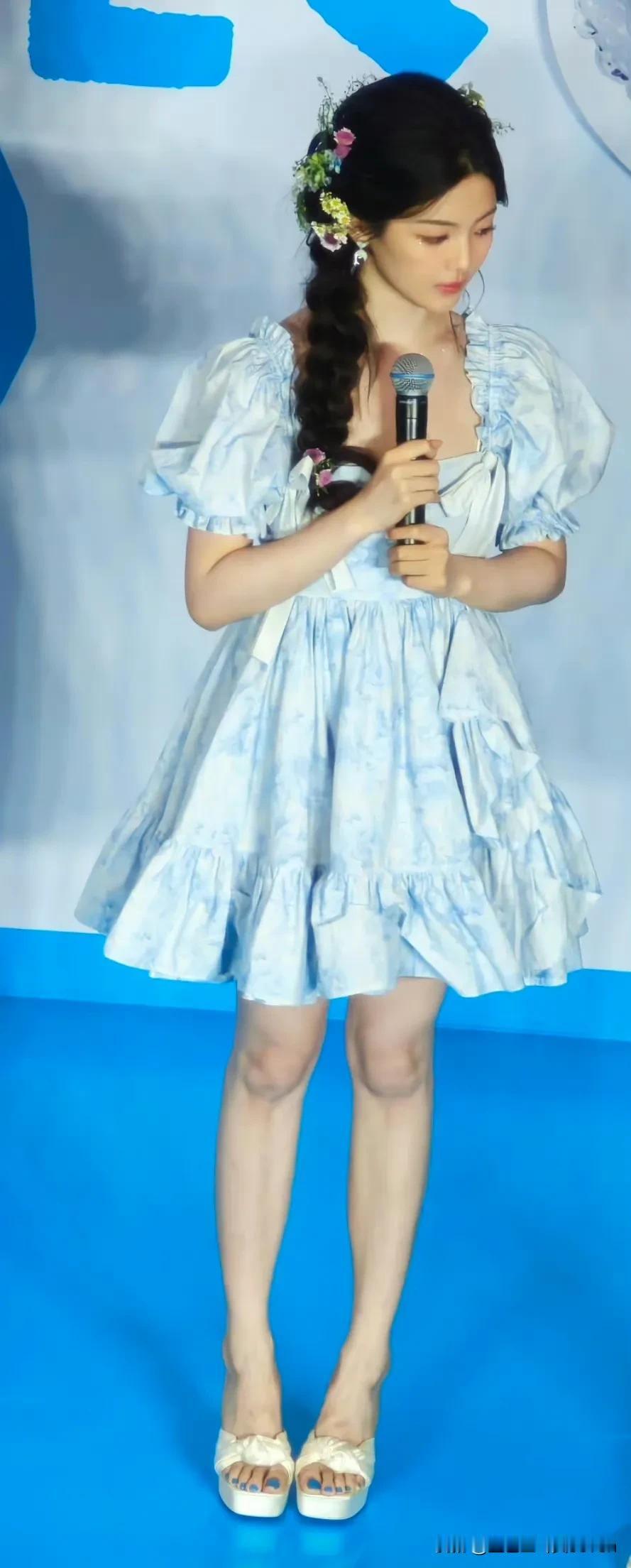 杨超越这脚趾甲颜色好看吗？