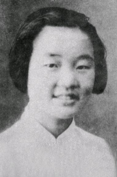 1940年，重庆军统监狱里，戴笠声嘶力竭地喊着：“继续打！打到她开口为止！”，他