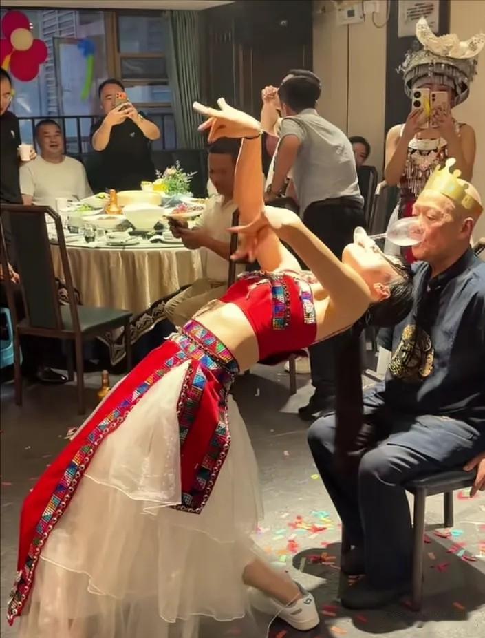 美女下腰衔起酒杯，老爷子抿嘴喝了一口，这是发生在贵阳举办寿宴的一幕，子女们为了给