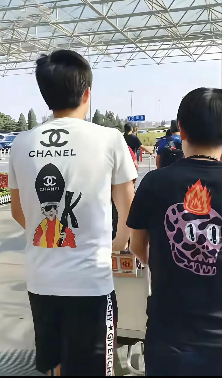 活久见了
全国人民当媒婆
看走眼了
大头推着婴儿车
忒喜剧了
球迷催着娶莎莎
心