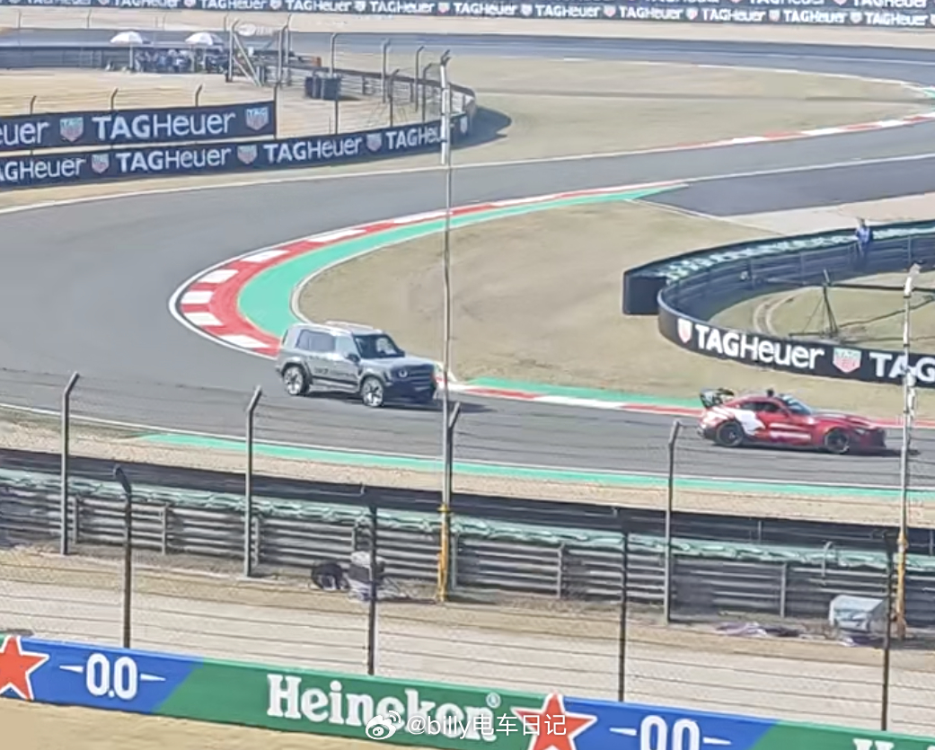 今晚要上市发布的iCAR V27出现在F1上海站的赛道上，跟在F1安全车后面！这