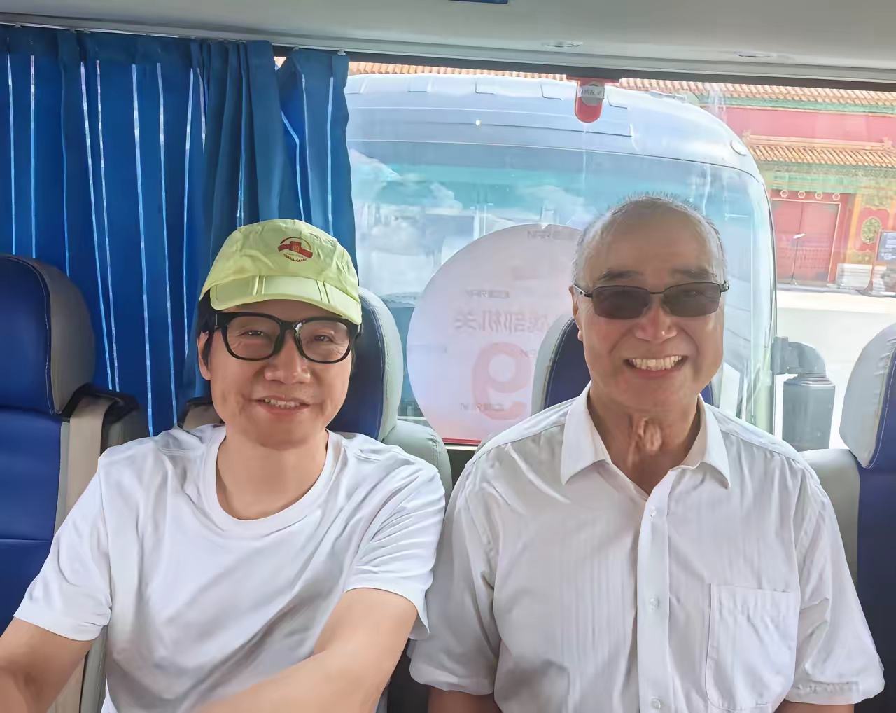 雷军王兴合照今天雷军和王兴一起去看阅兵了，被拍到同框合影。雷军还是一贯的休闲风，