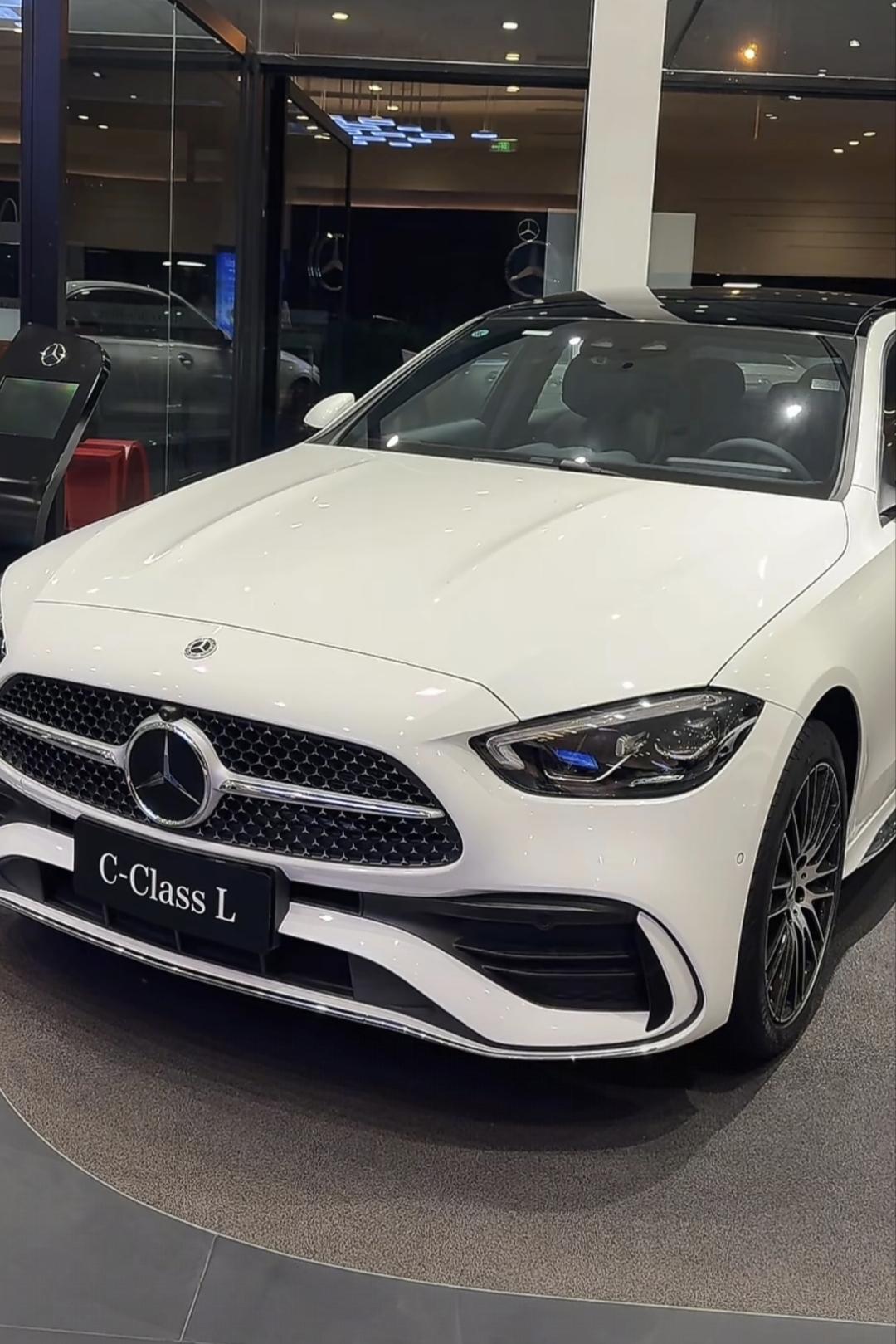 年轻人的第一辆豪华车，可以看看奔驰C级。我感觉这款车最拿得出手的就是那一股的精致