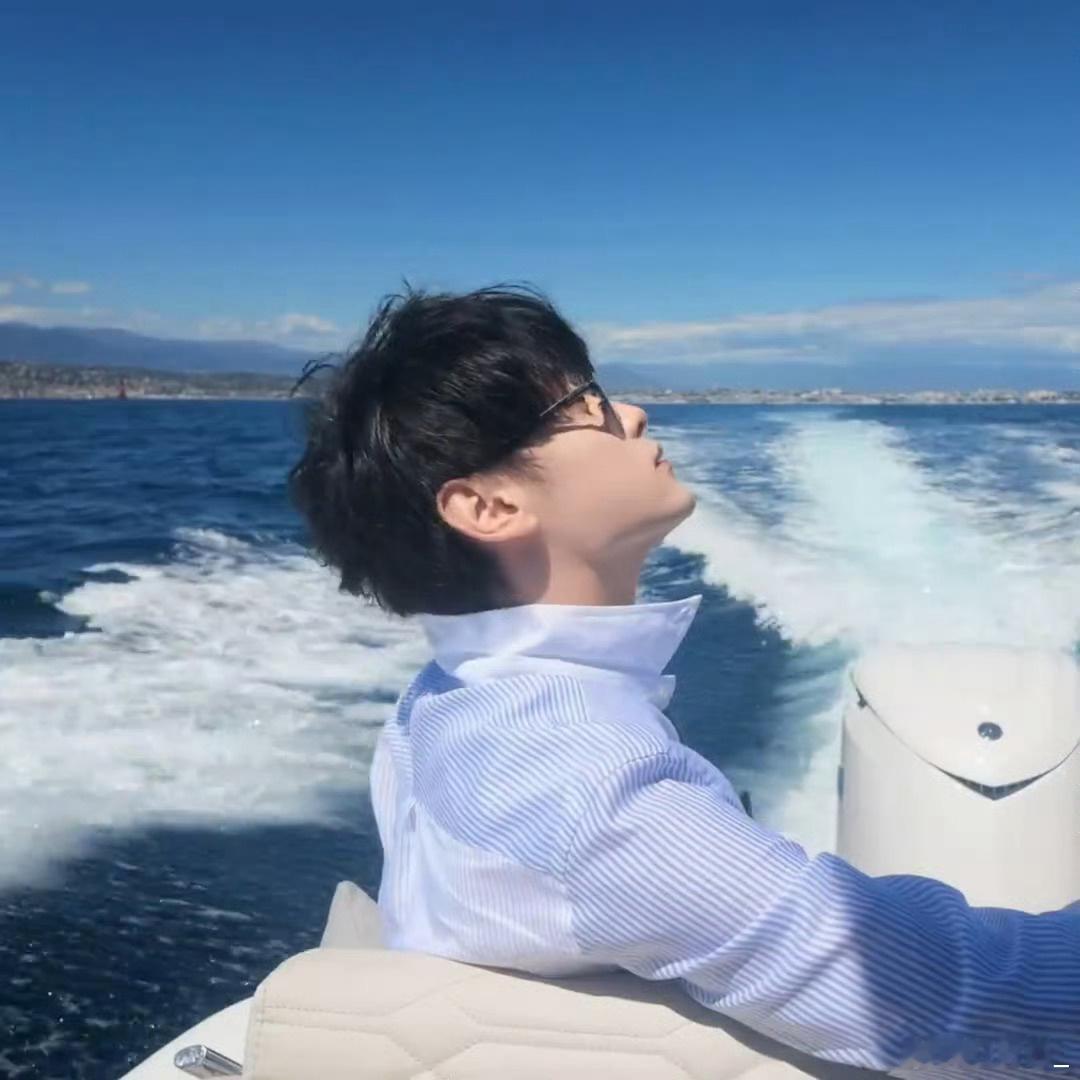 田栩宁 一身简约穿搭自带格调，眉眼沉静容纳万千心绪，远离世俗纷扰，自在奔赴心中旷