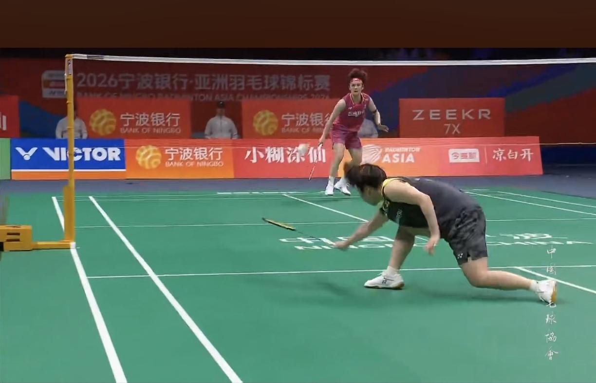 王祉怡好样的，让一追二逆转日本小马达杀进女单决赛

首局王祉怡慢热，被山口茜打了