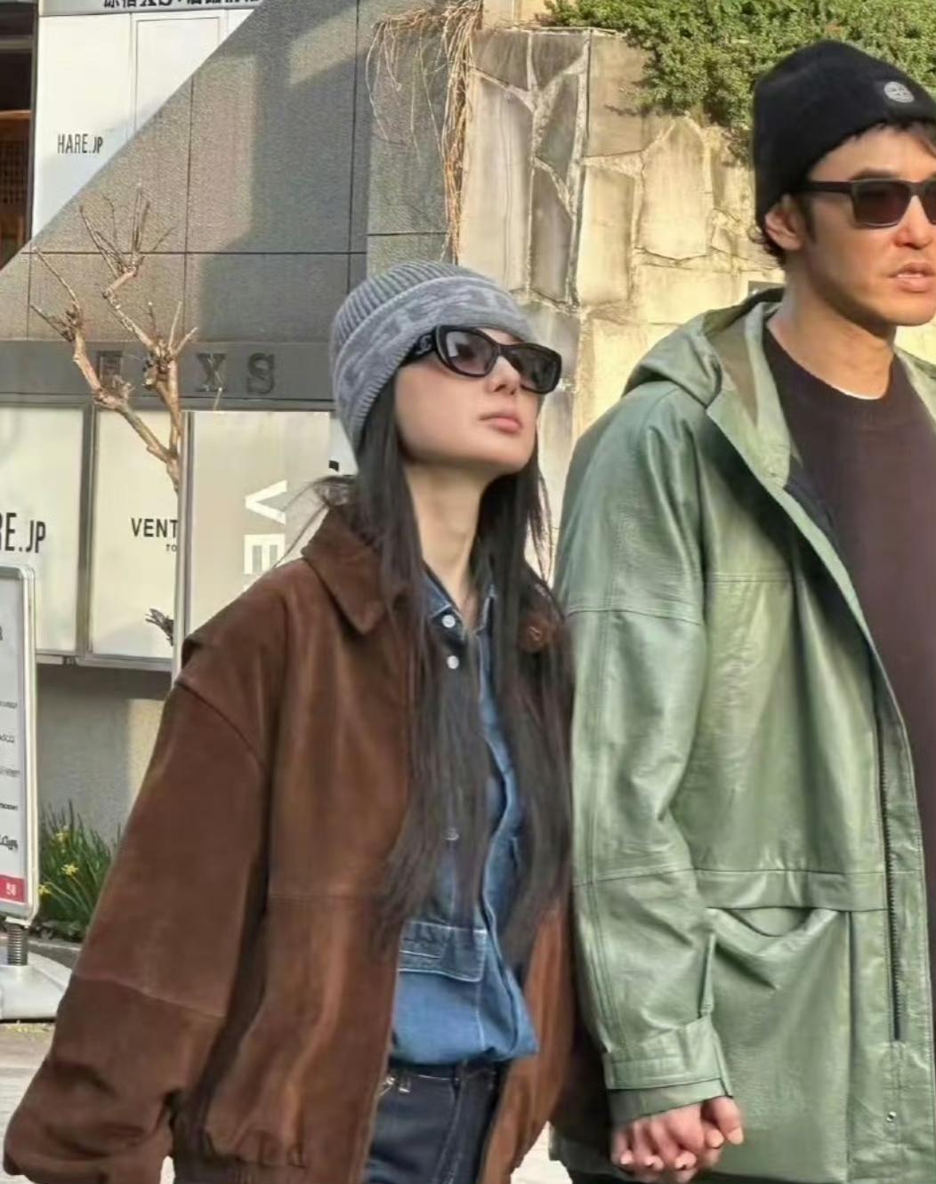 网友在日本偶遇阮经天和女友逛街，两人十指紧扣，感情很好。女友是混血模特。阮经天对