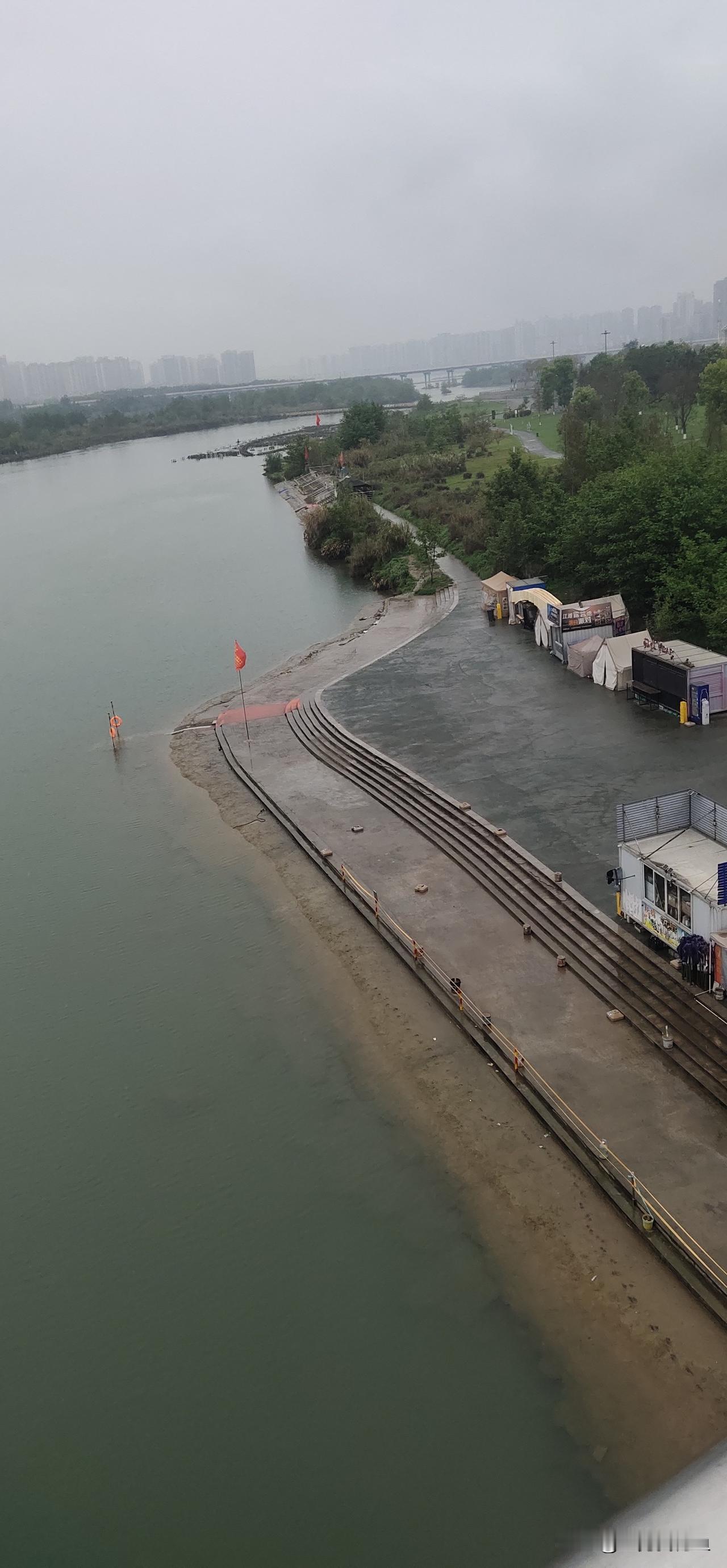 雨中的河岸，就像一幅静谧的水墨画。雨滴落下，在河面上溅起层层涟漪，仿佛是大自然在