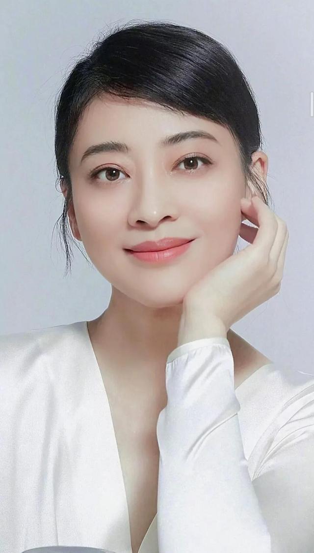 原来梅婷能红几十年，靠的根本不是运气！
 
一直以为梅婷是温柔婉约挂的女星，深入