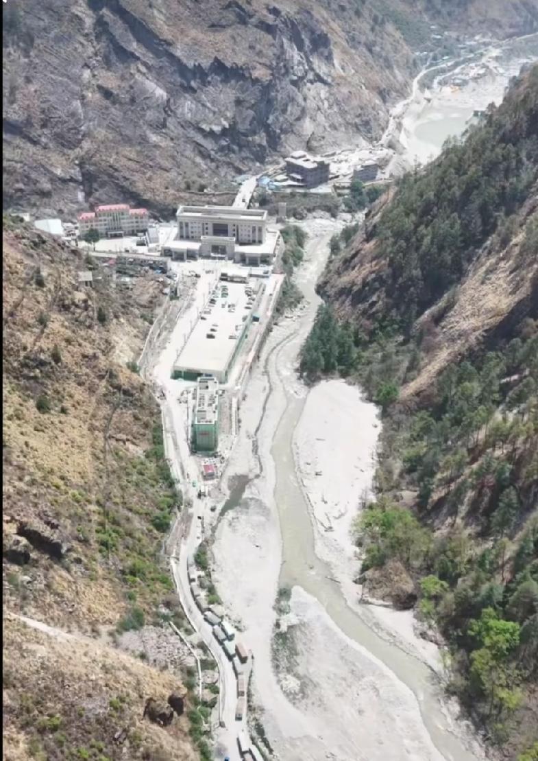 这个边境点，高山陡峭、狭窄深沟，真是深谷幽壑，两边边境口岸，就在谷底，对方那边简