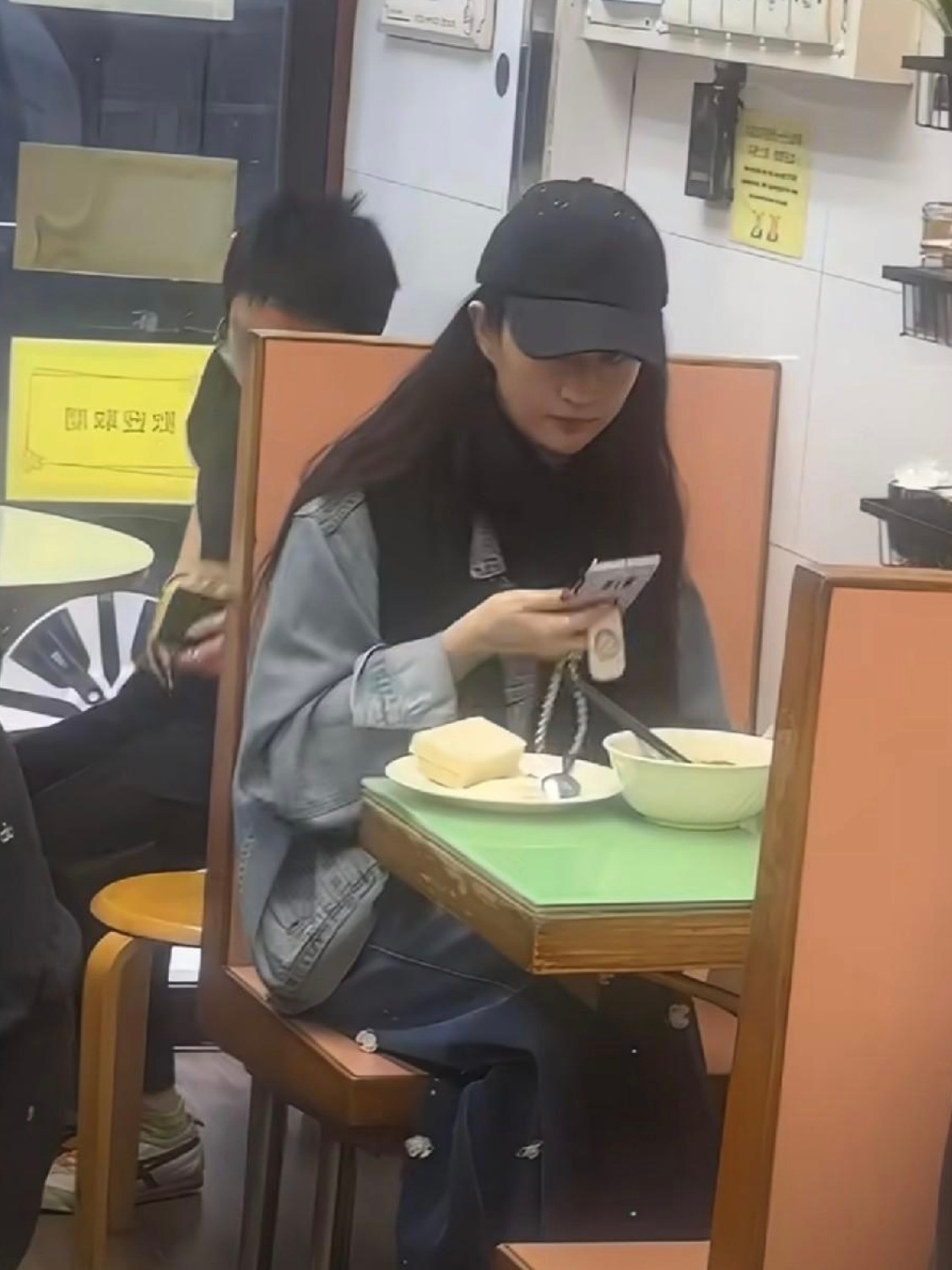刘亦菲现身香港小饭店，一人独食，竟然还掏出手机自拍上了 
